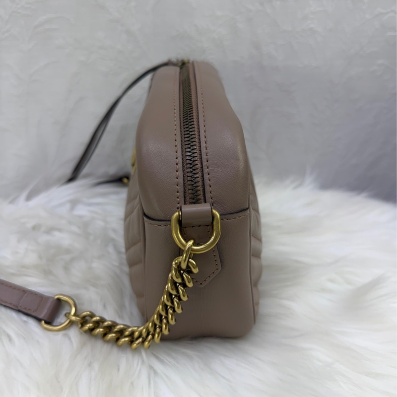 這款手袋是Gucci 的Porcelain Rose Calfskin Matelasse Small GG Marmont Chain Shoulder Bag。-5