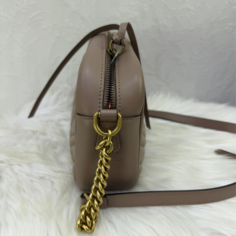 這款手袋是Gucci 的Porcelain Rose Calfskin Matelasse Small GG Marmont Chain Shoulder Bag。-6