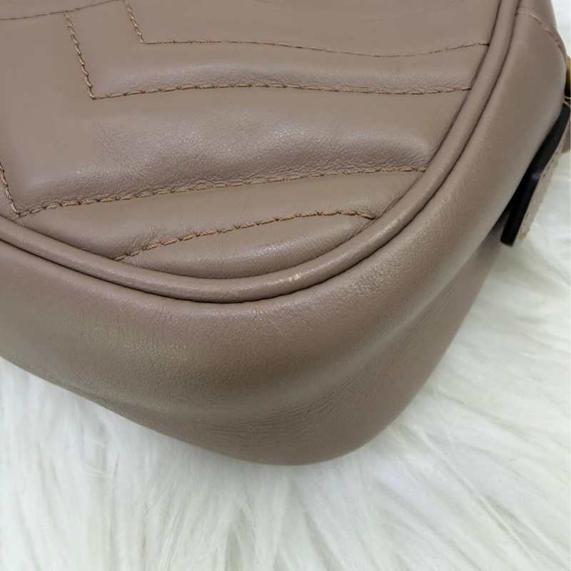 這款手袋是Gucci 的Porcelain Rose Calfskin Matelasse Small GG Marmont Chain Shoulder Bag。-7