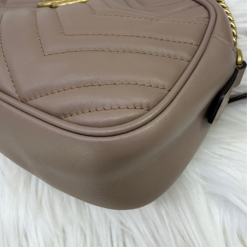這款手袋是Gucci 的Porcelain Rose Calfskin Matelasse Small GG Marmont Chain Shoulder Bag。-8