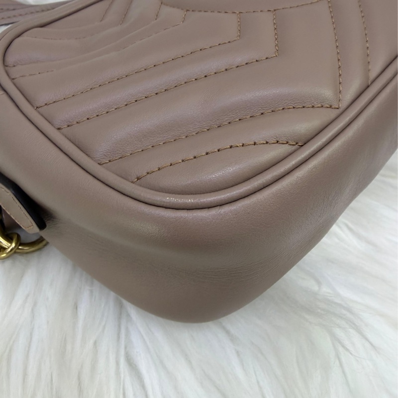 這款手袋是Gucci 的Porcelain Rose Calfskin Matelasse Small GG Marmont Chain Shoulder Bag。-11