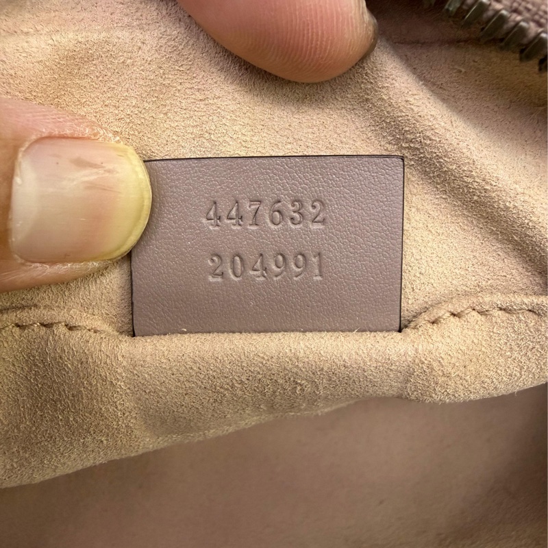 這款手袋是Gucci 的Porcelain Rose Calfskin Matelasse Small GG Marmont Chain Shoulder Bag。-14