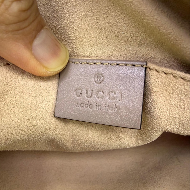 這款手袋是Gucci 的Porcelain Rose Calfskin Matelasse Small GG Marmont Chain Shoulder Bag。-15