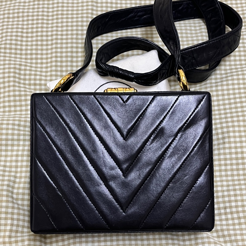 香奈兒 CHANEL Vintage 中古包 稀有V紋黑色羊皮斜背老香 古董包-4