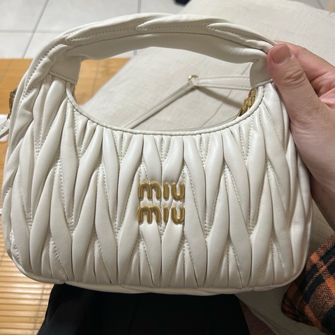 MIU MIU Wander Matelassé 納帕皮革半月形手袋-小號