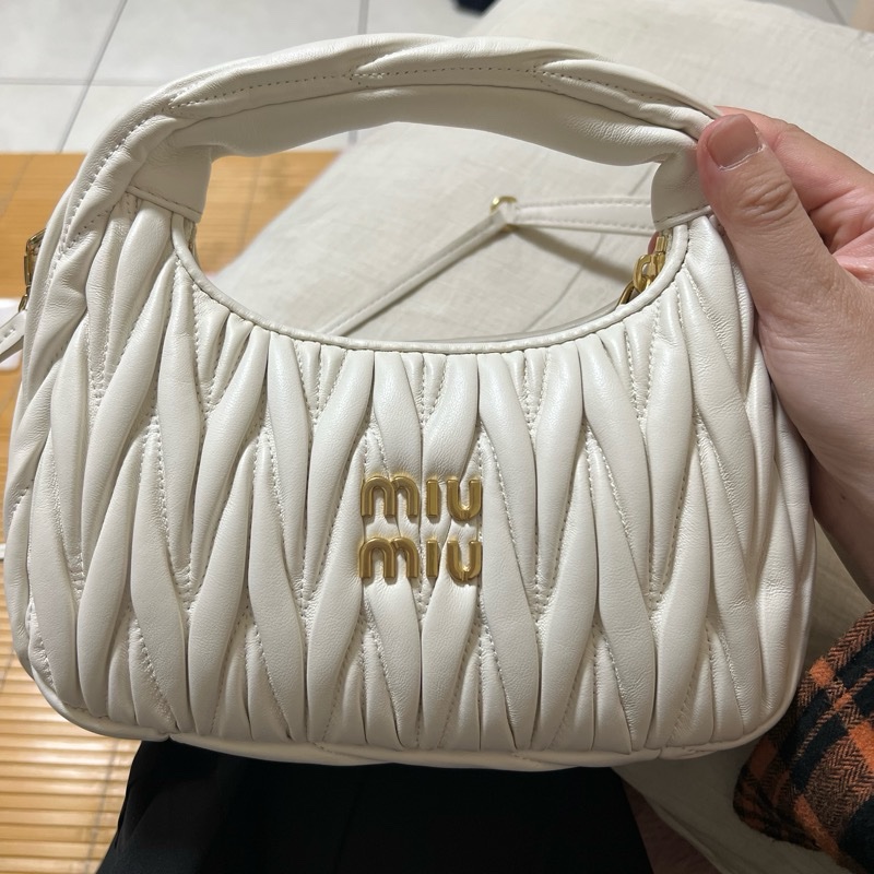 MIU MIU Wander Matelassé 納帕皮革半月形手袋-小號-0