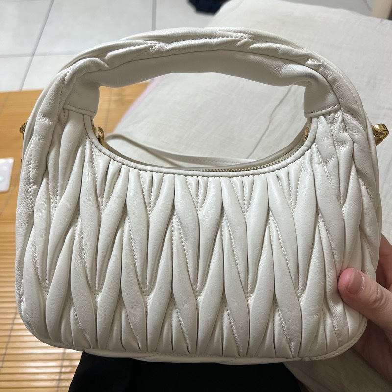 MIU MIU Wander Matelassé 納帕皮革半月形手袋-小號-6