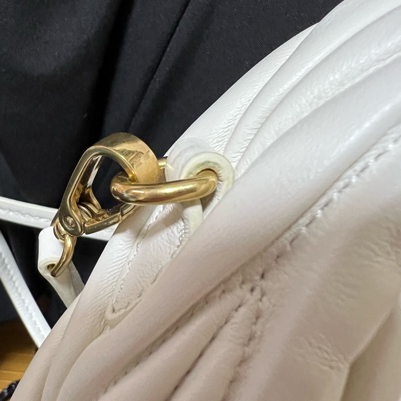 MIU MIU Wander Matelassé 納帕皮革半月形手袋-小號-12