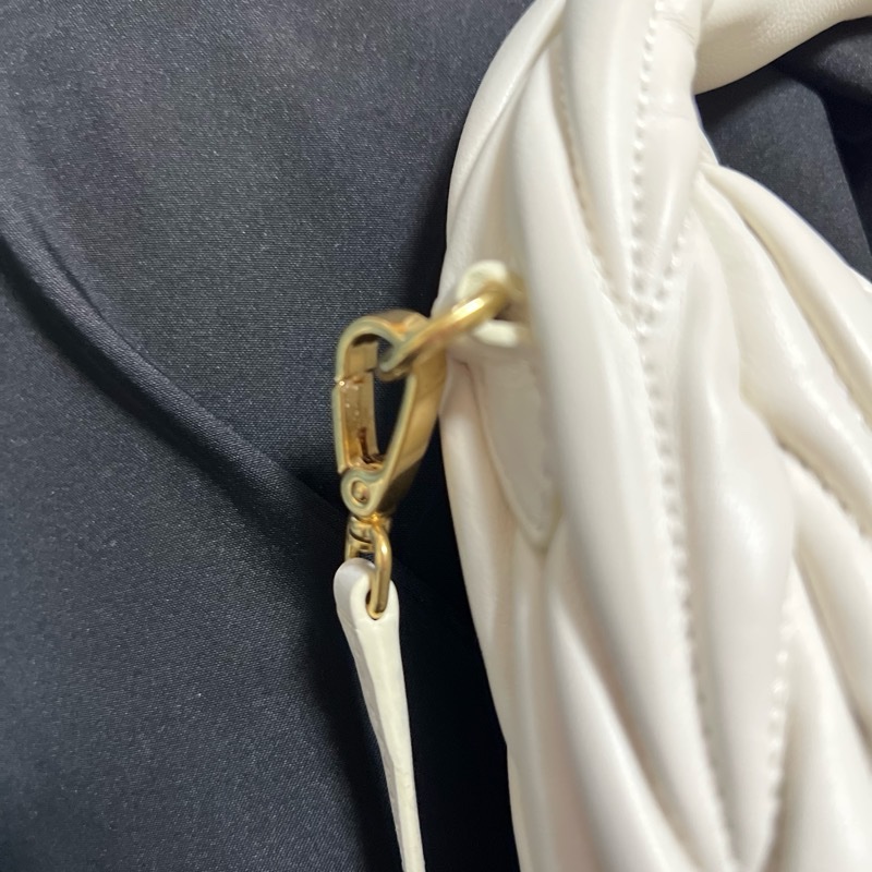 MIU MIU Wander Matelassé 納帕皮革半月形手袋-小號-14