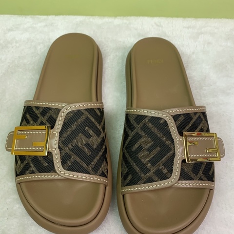 Fendi/芬迪 老花拖鞋 38碼 正常使用痕跡