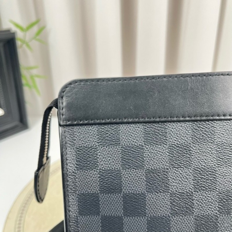 LV路易威登 黑色棋盤格洗漱包 拉鍊開合 內裡乾淨整潔 有手柄-15