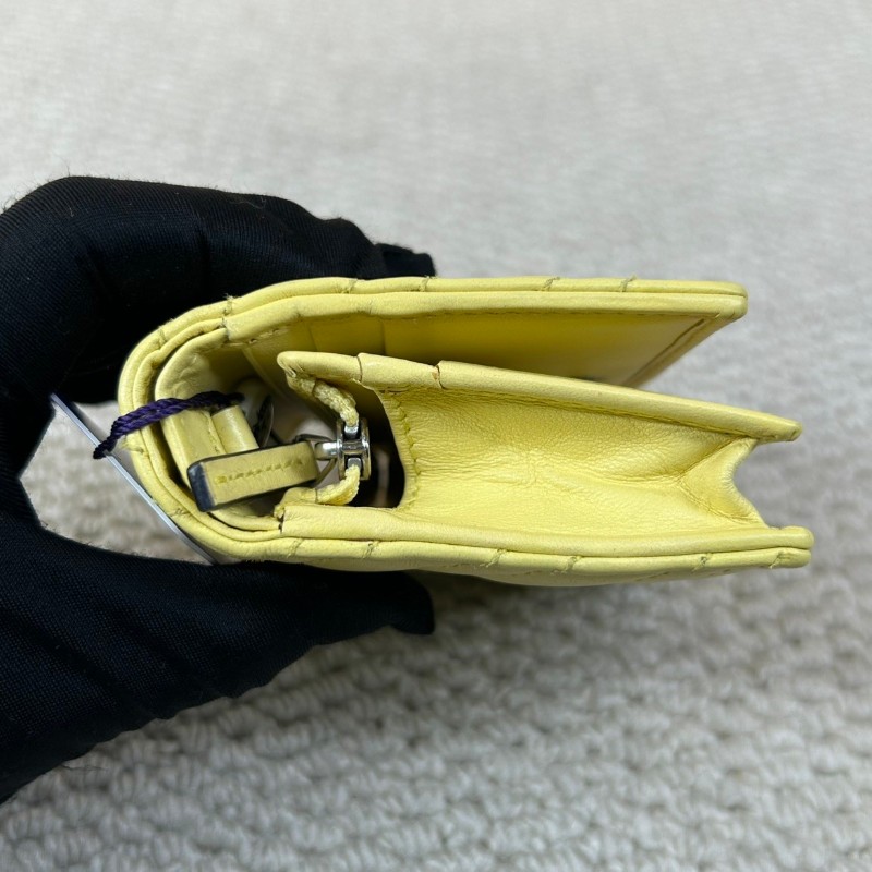 Gucci古馳經典小羊皮鏈條小錢包  標誌性雙G金屬扣閃耀奪目 質感高級不撞款 柔軟羊皮觸感細膩 輕鬆切換手拿/斜挎多種背法 通勤約會皆宜-9