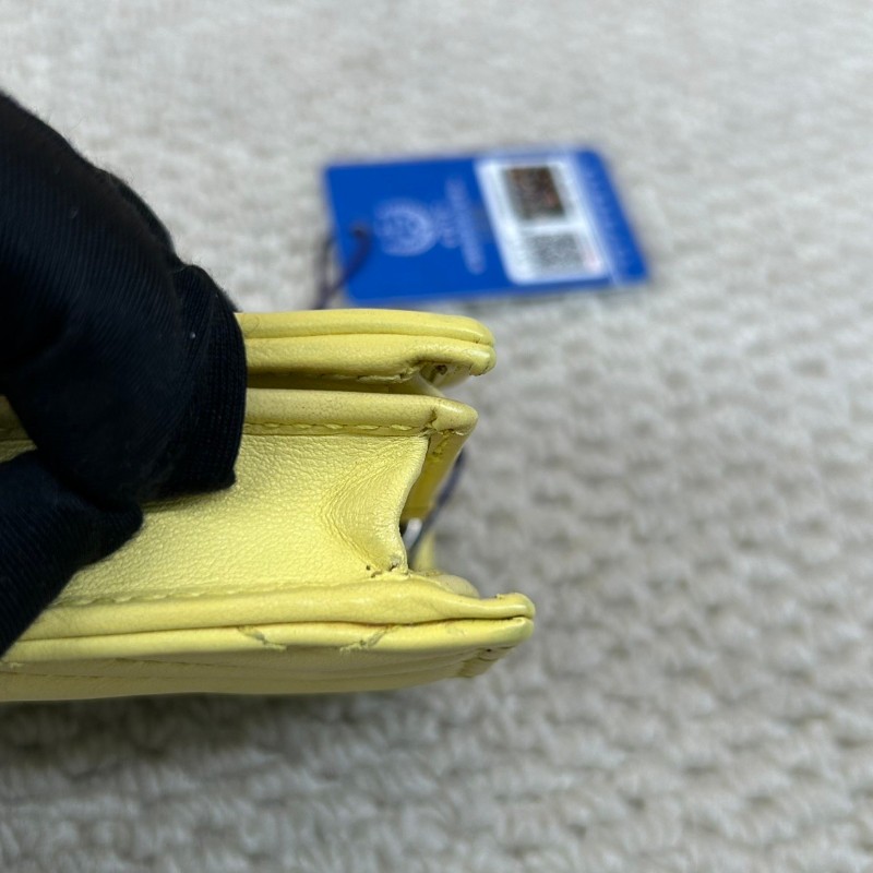 Gucci古馳經典小羊皮鏈條小錢包  標誌性雙G金屬扣閃耀奪目 質感高級不撞款 柔軟羊皮觸感細膩 輕鬆切換手拿/斜挎多種背法 通勤約會皆宜-10