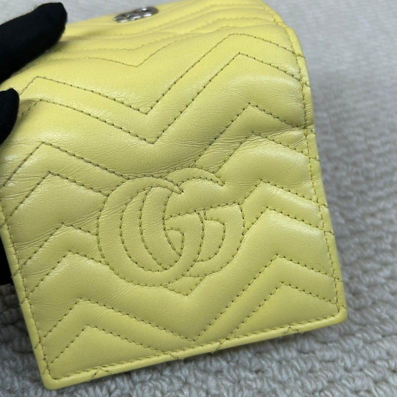 Gucci古馳經典小羊皮鏈條小錢包  標誌性雙G金屬扣閃耀奪目 質感高級不撞款 柔軟羊皮觸感細膩 輕鬆切換手拿/斜挎多種背法 通勤約會皆宜-11