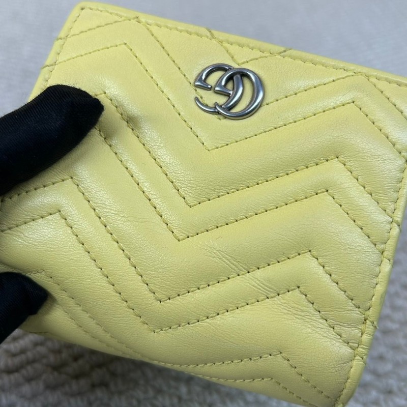 Gucci古馳經典小羊皮鏈條小錢包  標誌性雙G金屬扣閃耀奪目 質感高級不撞款 柔軟羊皮觸感細膩 輕鬆切換手拿/斜挎多種背法 通勤約會皆宜-12