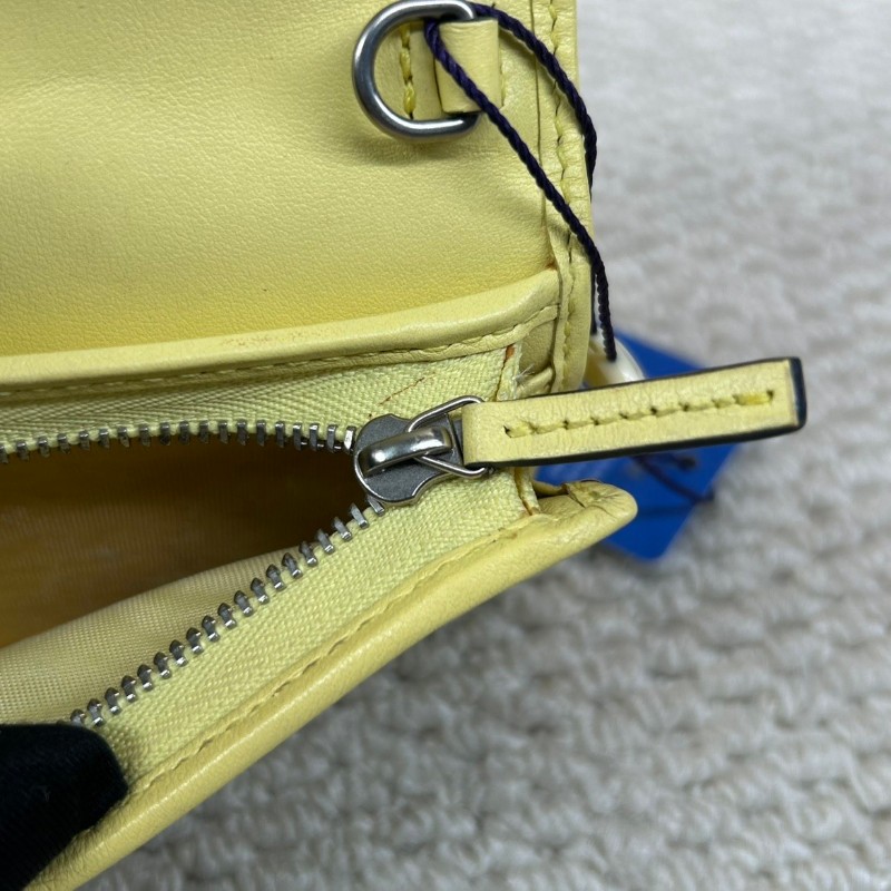 Gucci古馳經典小羊皮鏈條小錢包  標誌性雙G金屬扣閃耀奪目 質感高級不撞款 柔軟羊皮觸感細膩 輕鬆切換手拿/斜挎多種背法 通勤約會皆宜-18