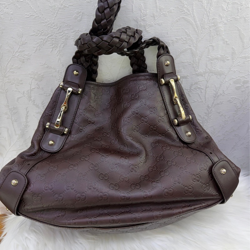 這款包包是Gucci 的Guccissima 皮革馬銜扣Pelham 肩背包。-0