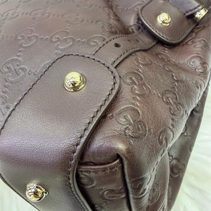 這款包包是Gucci 的Guccissima 皮革馬銜扣Pelham 肩背包。-2