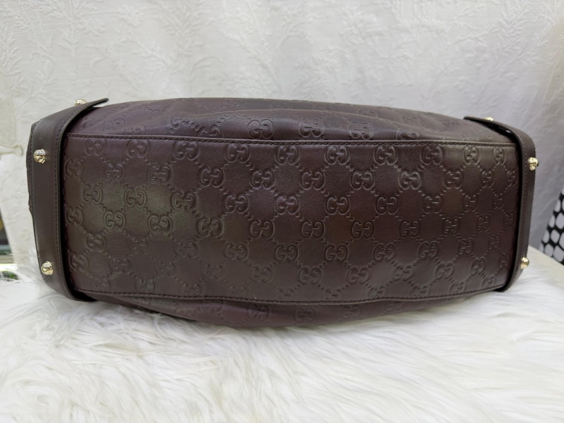 這款包包是Gucci 的Guccissima 皮革馬銜扣Pelham 肩背包。-4