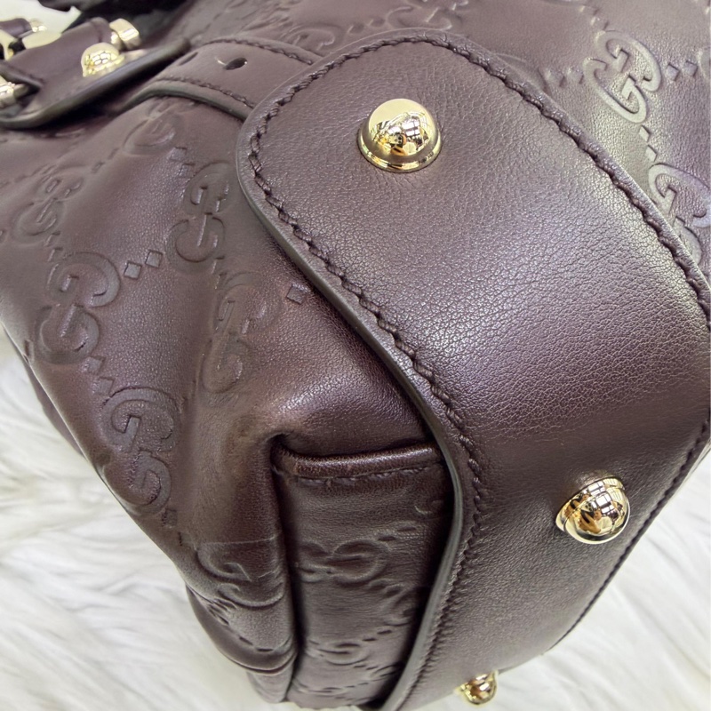 這款包包是Gucci 的Guccissima 皮革馬銜扣Pelham 肩背包。-5