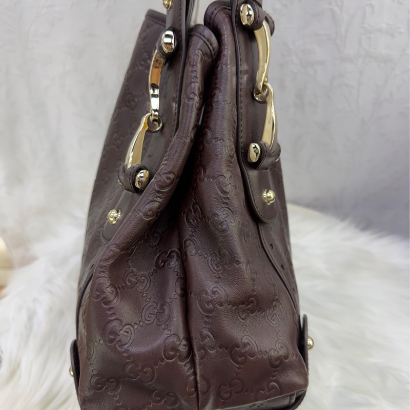 這款包包是Gucci 的Guccissima 皮革馬銜扣Pelham 肩背包。-11