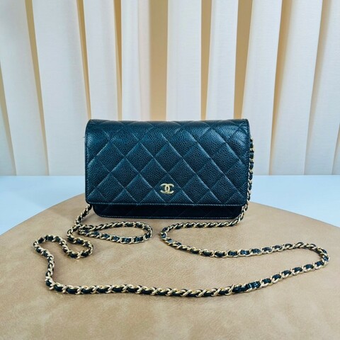 CHANEL香奈兒  黑金荔枝紋woc斜挎包 經典黑金配色 荔枝紋牛皮 金色鏈條肩帶 拉鍊順滑 尺寸小巧 日常通勤、約會都很百搭，鏈條斜挎設計，實用又時尚