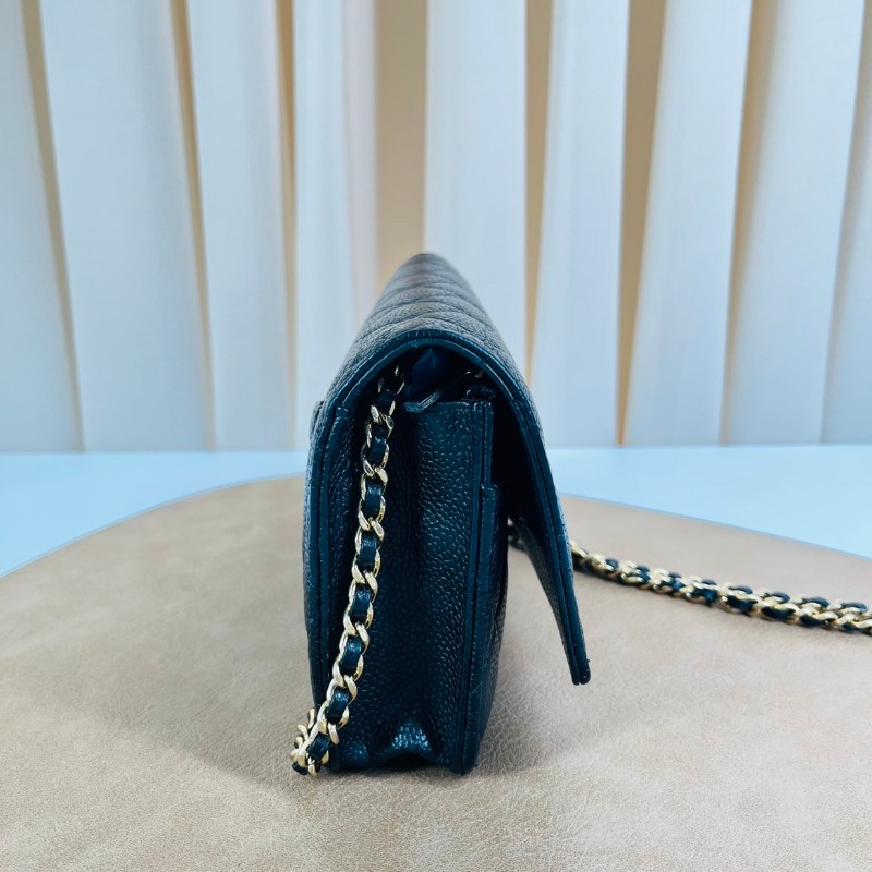 CHANEL香奈兒  黑金荔枝紋woc斜挎包 經典黑金配色 荔枝紋牛皮 金色鏈條肩帶 拉鍊順滑 尺寸小巧 日常通勤、約會都很百搭，鏈條斜挎設計，實用又時尚-3