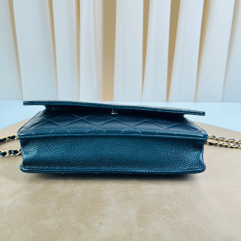 CHANEL香奈兒  黑金荔枝紋woc斜挎包 經典黑金配色 荔枝紋牛皮 金色鏈條肩帶 拉鍊順滑 尺寸小巧 日常通勤、約會都很百搭，鏈條斜挎設計，實用又時尚-4