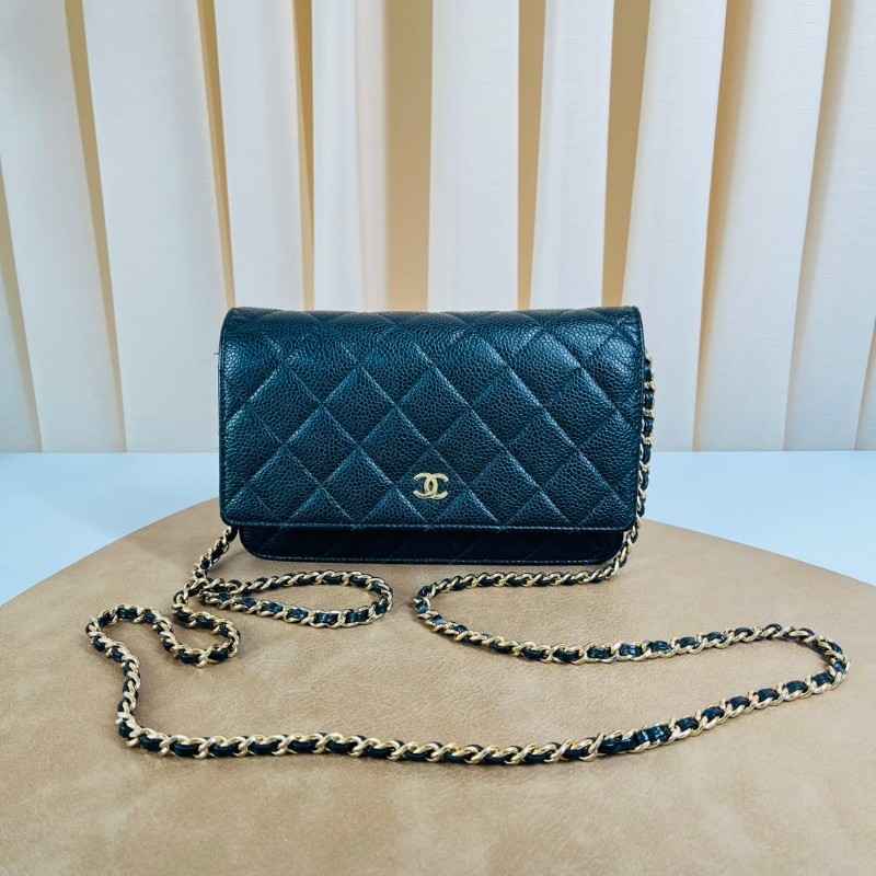 CHANEL香奈兒  黑金荔枝紋woc斜挎包 經典黑金配色 荔枝紋牛皮 金色鏈條肩帶 拉鍊順滑 尺寸小巧 日常通勤、約會都很百搭，鏈條斜挎設計，實用又時尚-5