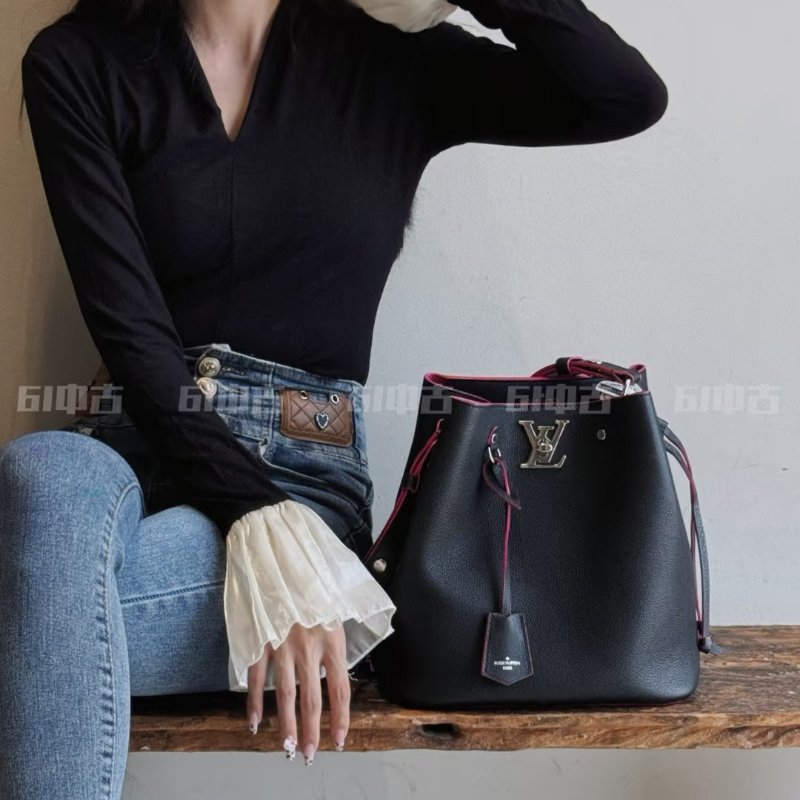 LV 黑牛皮桃紅內裡銀釦束口水桶包M54677(LOGO膠膜還在)-0