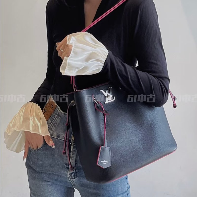 LV 黑牛皮桃紅內裡銀釦束口水桶包M54677(LOGO膠膜還在)-1