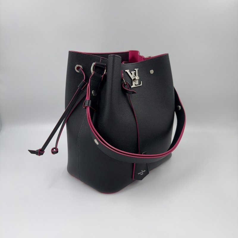 LV 黑牛皮桃紅內裡銀釦束口水桶包M54677(LOGO膠膜還在)-3