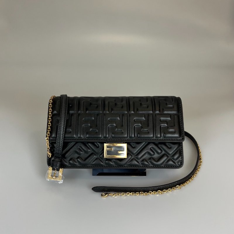 FENDI 黑皮革滿版老花WOC包-0