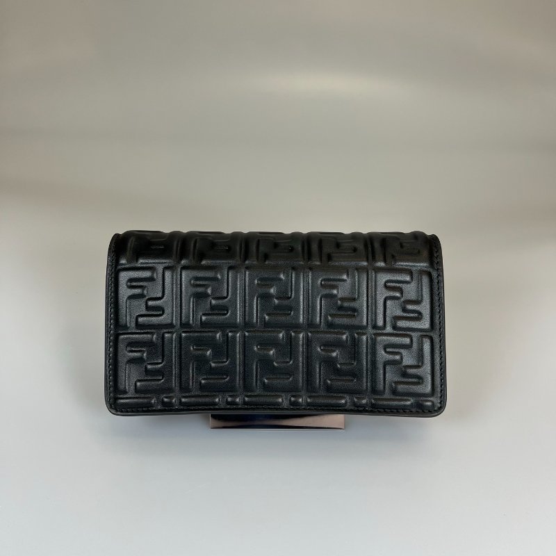 FENDI 黑皮革滿版老花WOC包-1