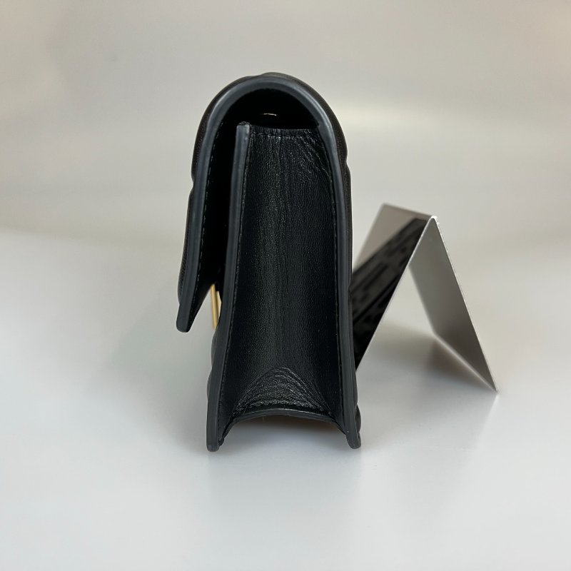 FENDI 黑皮革滿版老花WOC包-2