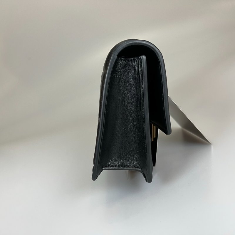 FENDI 黑皮革滿版老花WOC包-3