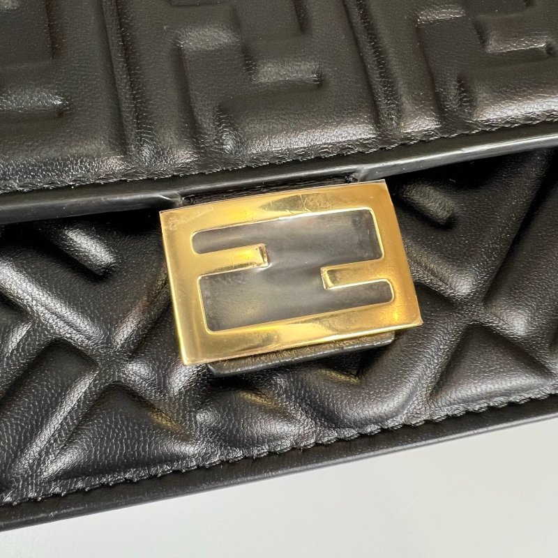 FENDI 黑皮革滿版老花WOC包-7