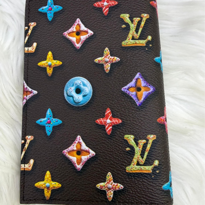 這款Louis Vuitton 袋裝萬用銀包（型號：M28282）採用帆布製造，並綴有由立體迷你甜甜圈組成的Monogram 圖案。-0