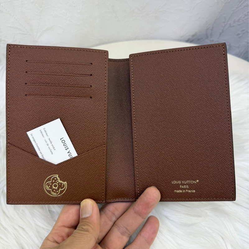 這款Louis Vuitton 袋裝萬用銀包（型號：M28282）採用帆布製造，並綴有由立體迷你甜甜圈組成的Monogram 圖案。-1