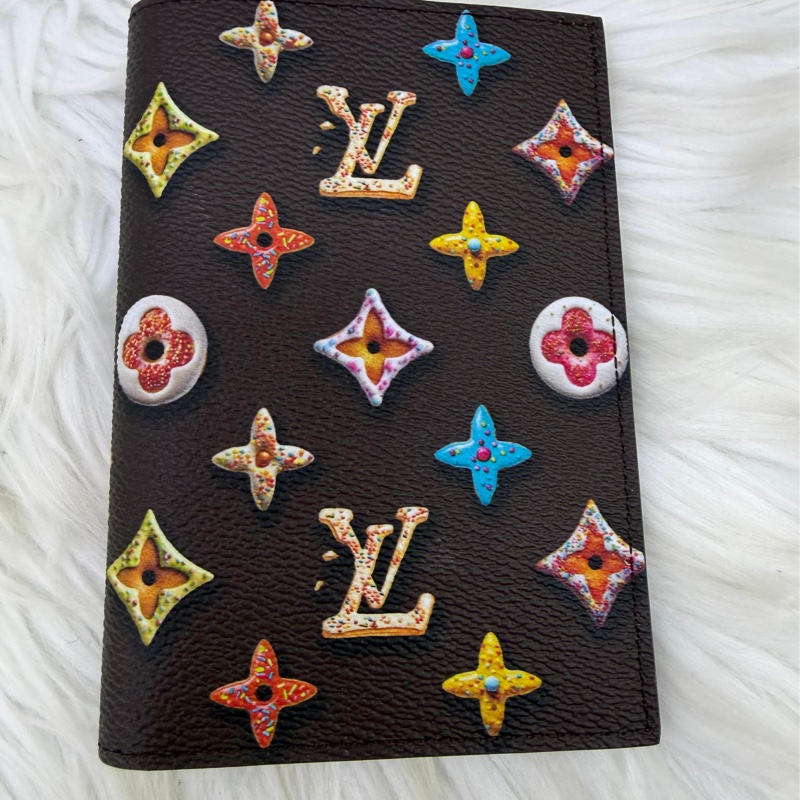 這款Louis Vuitton 袋裝萬用銀包（型號：M28282）採用帆布製造，並綴有由立體迷你甜甜圈組成的Monogram 圖案。-2