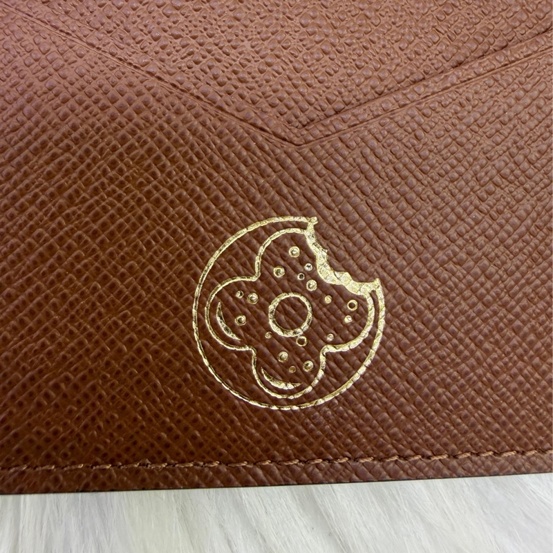 這款Louis Vuitton 袋裝萬用銀包（型號：M28282）採用帆布製造，並綴有由立體迷你甜甜圈組成的Monogram 圖案。-3