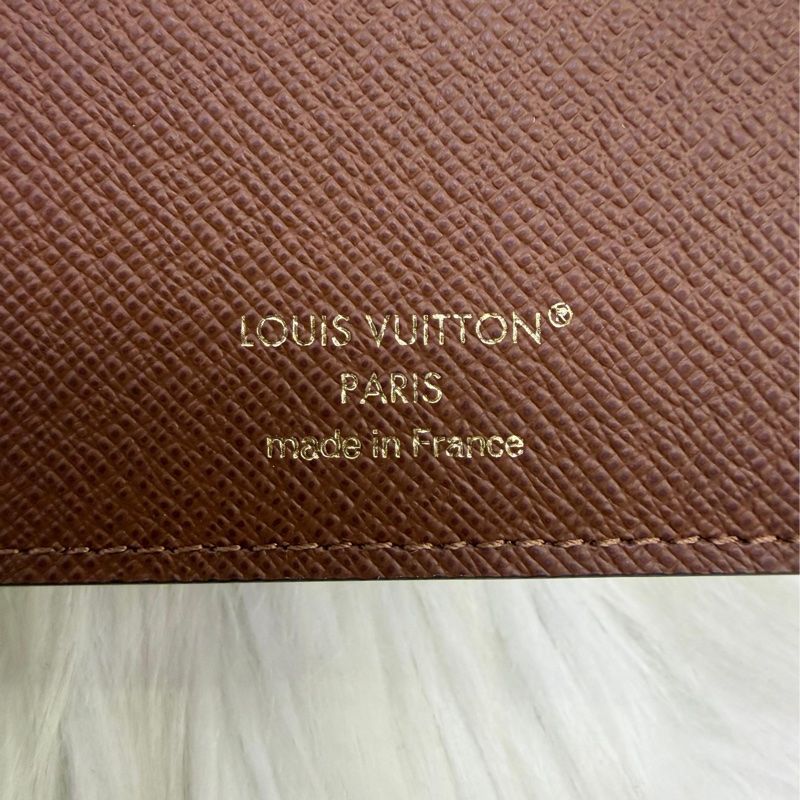 這款Louis Vuitton 袋裝萬用銀包（型號：M28282）採用帆布製造，並綴有由立體迷你甜甜圈組成的Monogram 圖案。-4