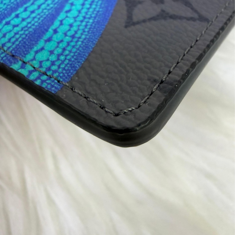 這款Louis Vuitton 袋裝萬用銀包（型號：M28282）採用帆布製造，並綴有由立體迷你甜甜圈組成的Monogram 圖案。-2