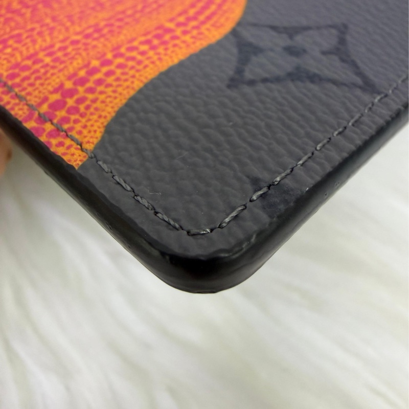 這款Louis Vuitton 袋裝萬用銀包（型號：M28282）採用帆布製造，並綴有由立體迷你甜甜圈組成的Monogram 圖案。-4