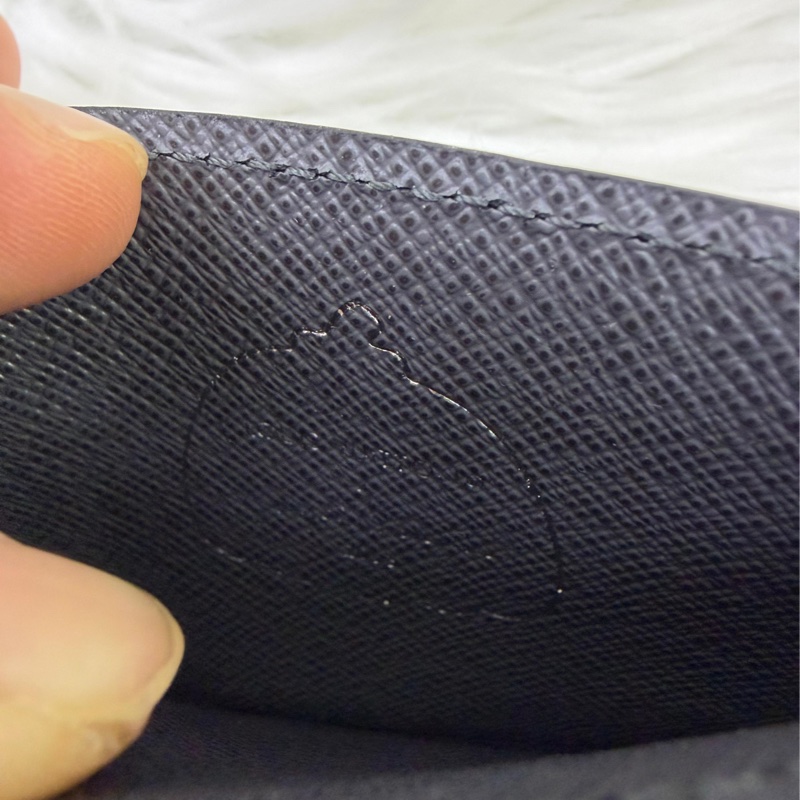 這款Louis Vuitton 袋裝萬用銀包（型號：M28282）採用帆布製造，並綴有由立體迷你甜甜圈組成的Monogram 圖案。-5