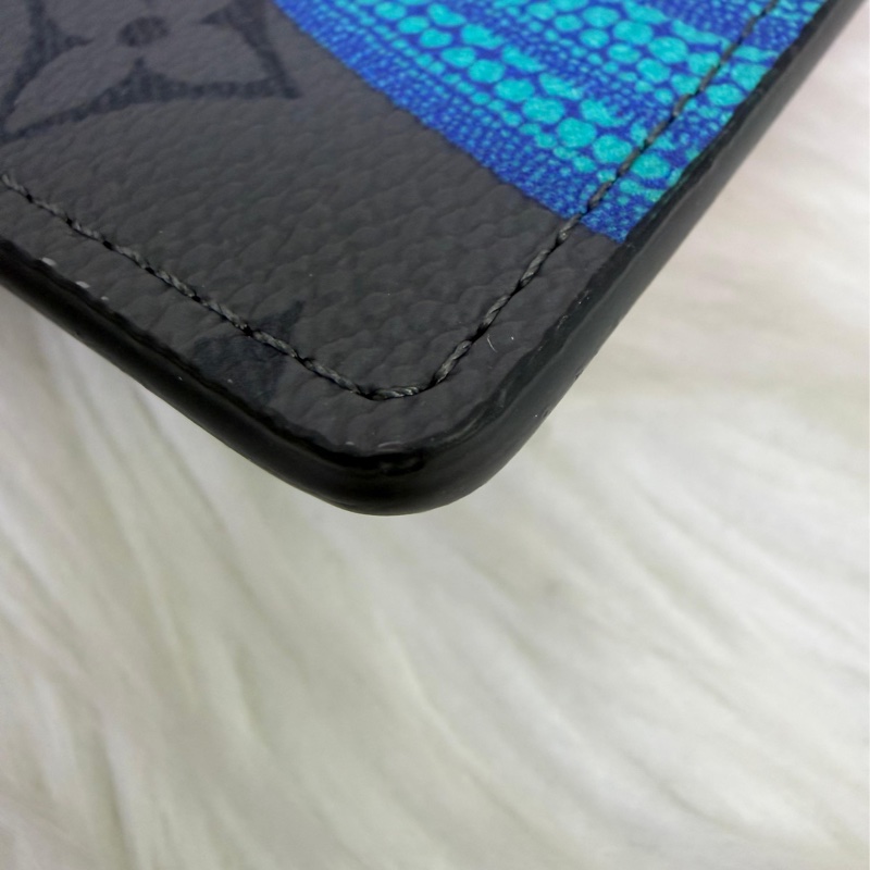 這款Louis Vuitton 袋裝萬用銀包（型號：M28282）採用帆布製造，並綴有由立體迷你甜甜圈組成的Monogram 圖案。-6