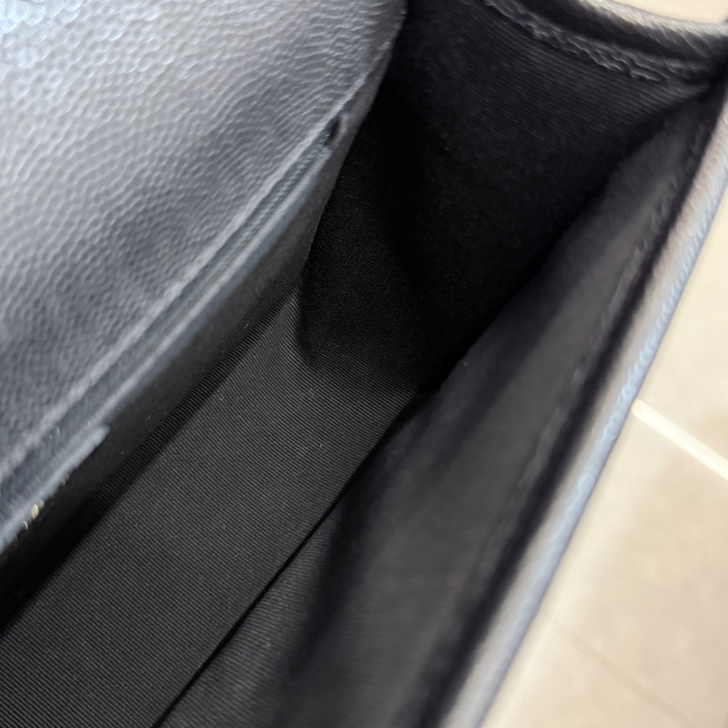 Chanel 22k 軍牌手柄郵差包 晶片款 黑金荔枝牛皮 全配-13