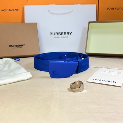 🎁全新盒裝 閒置未使用 2025新款 Burberry 巴寶莉 騎士藍戰馬皮帶/腰帶（原價14900）