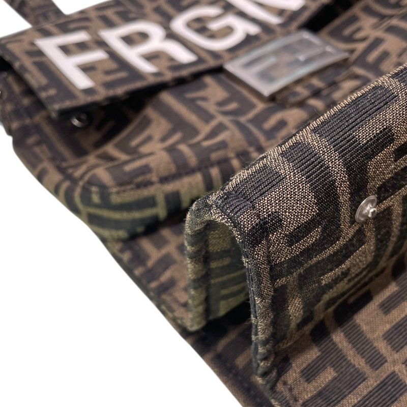 FENDI 芬迪 ×FRAGMENT 8BH418 ZUCCA BAGUETTE 多用肩背包 帆布 棕色 銀釦-4