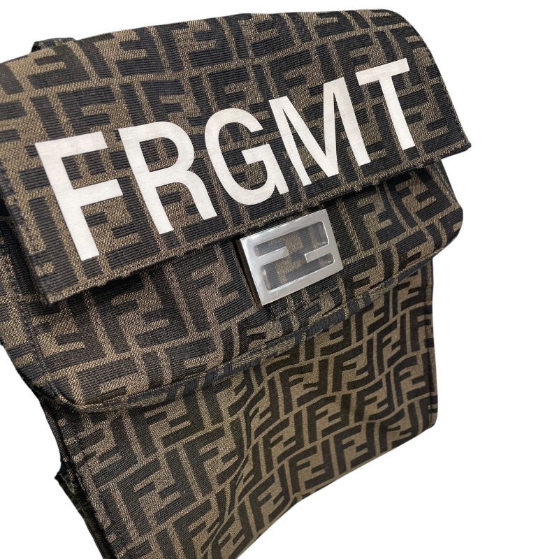 FENDI 芬迪 ×FRAGMENT 8BH418 ZUCCA BAGUETTE 多用肩背包 帆布 棕色 銀釦-7